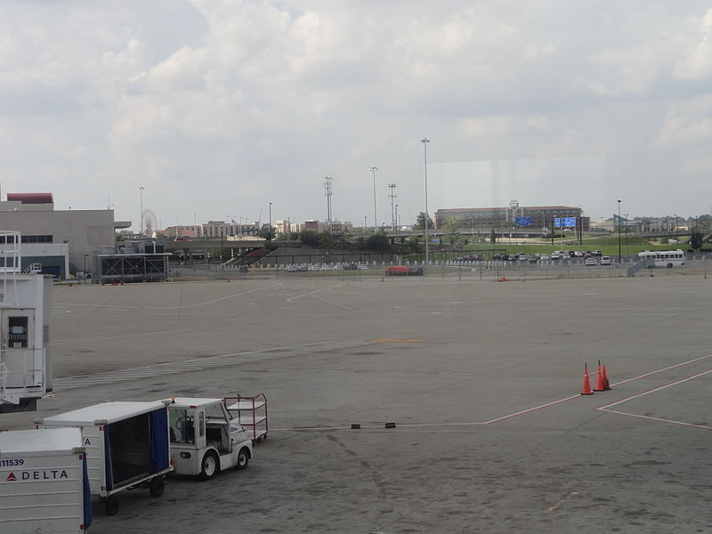 File:Kentucky Kingdom as viewed from Louisville International Airport.jpg