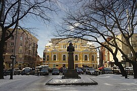 Théâtre dramatique national de Kharkiv sur la place de la Poésie classé[2].