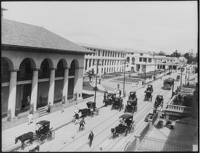 Photo en noir et blanc montrant une rue dans une ville