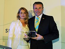 Nastassja Kinski überreicht den Sports-for-Peace-Award an Serhij Bubka (2009)