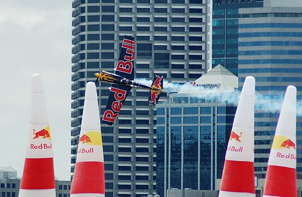 2006 champion, Kirby Chambliss, crossing the Quadro in the prescribed knife-edge flight in Perth, 2006