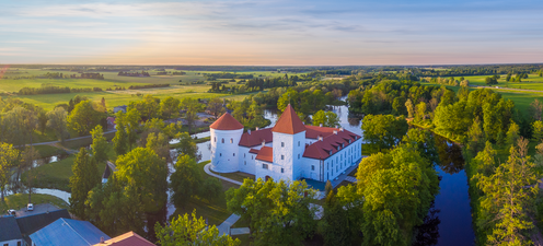 Castillo de Lode y montículo del castillo de Koluvere