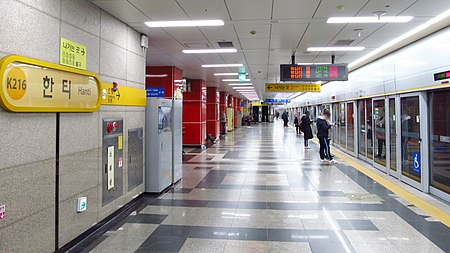 Korail Bundang line K216 Hanti station platform 20181121 154500