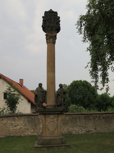 File:Kozomín, sloup se sousoším Nejsvětější Trojice.jpg