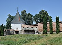 Mury klasztorne z basztą