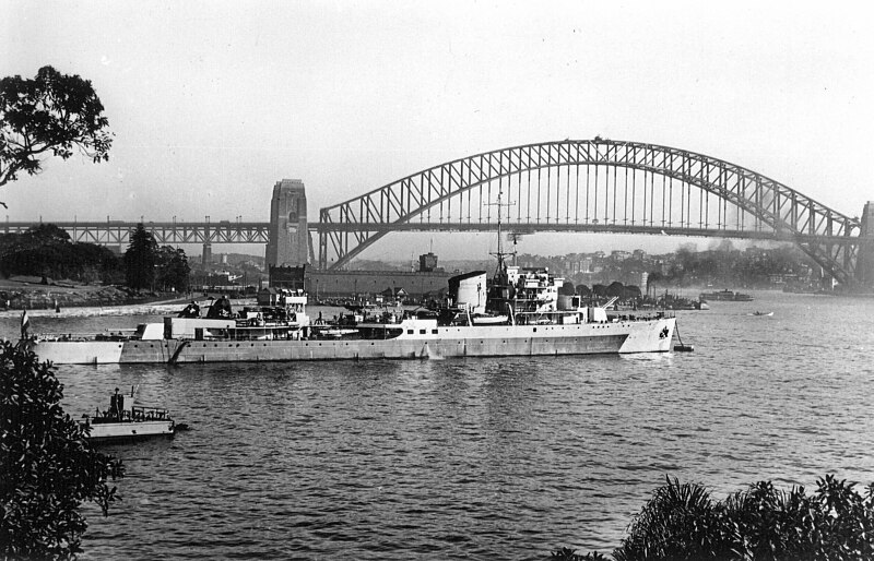 File:Kruiser Hr.Ms. Tromp (1938-1955) tijdens WO II in de haven van Sydney (2158 004035).jpg