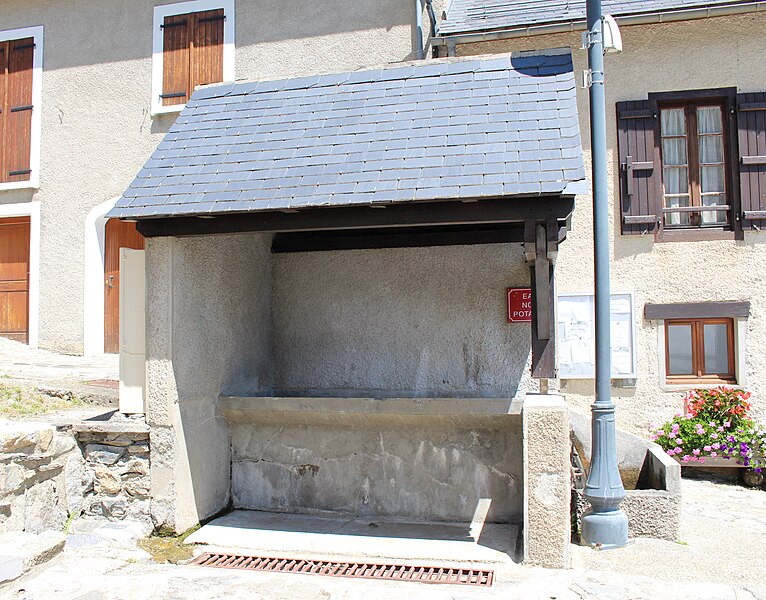 File:Lavoir de Grust (Mairie) (Hautes-Pyrénées) 1.jpg