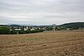 obec Libošovice, v pozadí hrad Trosky