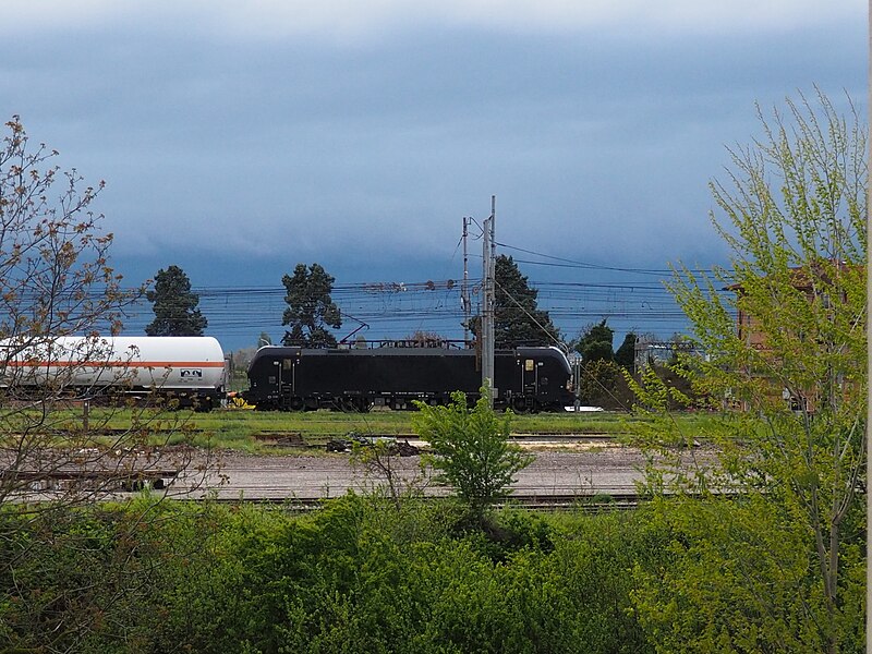 File:Loco nero non identificato in testa a treno merci in passaggio alla stazione di Rovigo il 13 aprile 2023 01.jpg