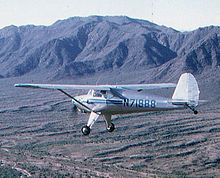 Un Luscombe 8A Silvaire de 1946 au sud-ouest de Phoenix, en Arizona, au-dessus de la Sierra Estrella (en) et la Rivière Gila.