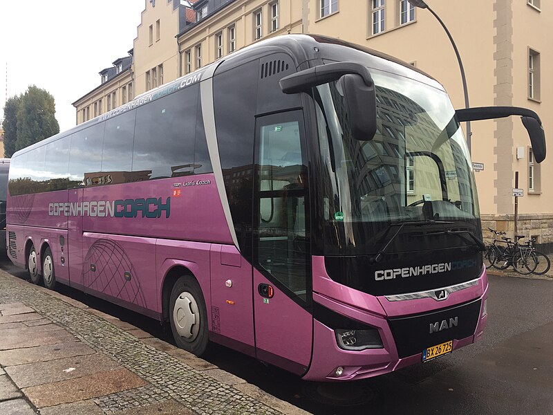 파일:MAN Lion’s Coach C (3 axles) of Copenhagen Coach, photographed in Berlin City Centre (1).jpg