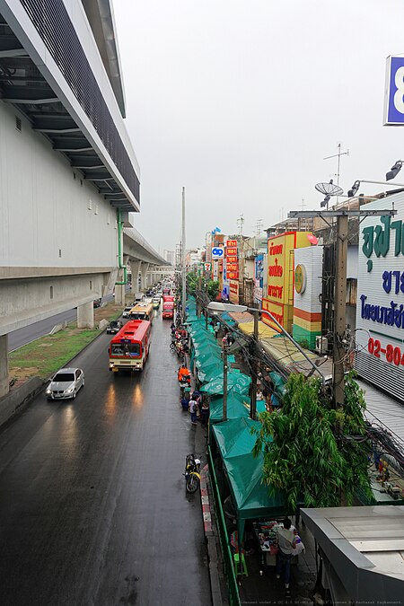 ไฟล์:MRT_Bangkae_station_-_Phetkasem_road.jpg