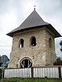 Turnul-clopotniţă văzut din stradă