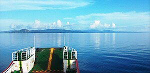 Illa Marinduque vista desde un transbordador RORO en Baía Tayabas.