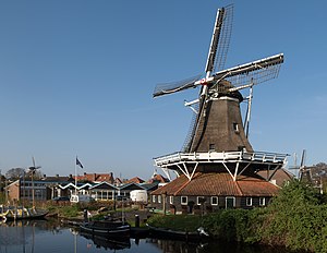 Molen de Weert met andere twee molens op de achtergrond