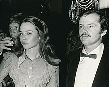 Nicholson stând lângă o femeie
