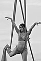 Цирковая гимнастка на воздушных полотнах в сценическом бикини