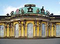 Halbovaler Mittelbau an der Südseite. Hinter der Außenfassade liegt im Innern der Marmorsaal