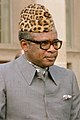 Zaires tidligere president Mobutu (1930-1997) iført en type båtlue av leopardskinn. Foto fra 1983.