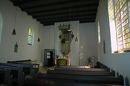 Flachdecke, Kanzel über Altar