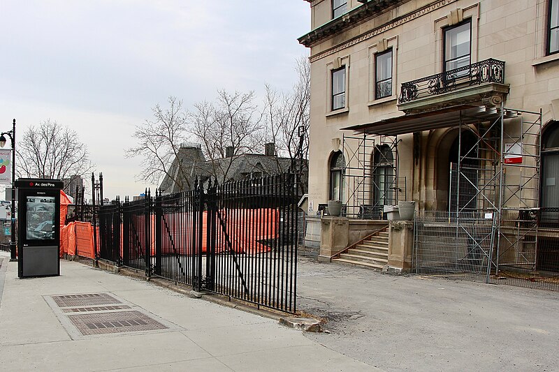 File:Mortimer Barnett Davis House, Montreal 23.jpg