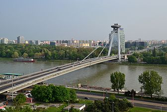 Novy most (nieuwe brug), met daarachter stadsdeel Petržalka
