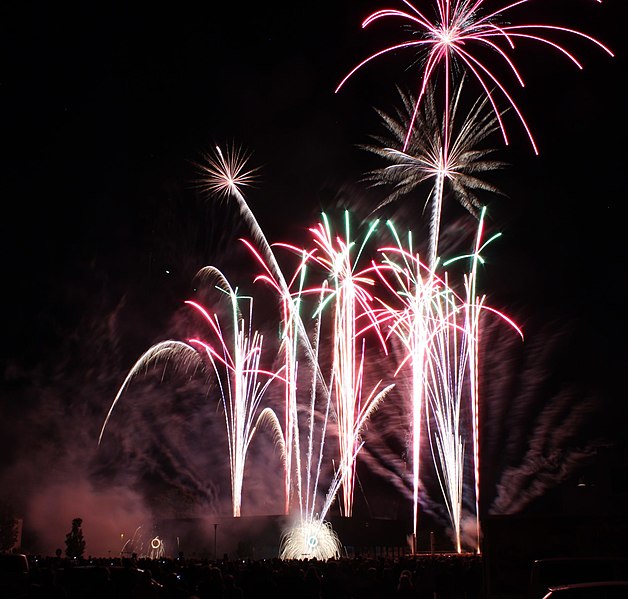 File:Musiksynchrones Feuerwerk von Stefan Brass LNdW Halle Saale IMG 6335 (cropped).jpg