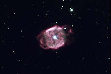 1996年11月にキットピーク国立天文台内のWIYN天文台にある3.5 メートルWIYN望遠鏡で撮影された惑星状星雲NGC 40。