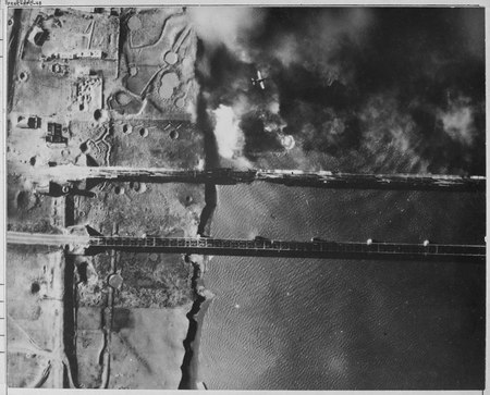 Tập_tin:Navy_AD-3_dive_bomber_pulls_out_of_dive_after_dropping_a_2000_pound_bomb_on_Korean_side_of_a_bridge_crossing_the_Yalu..._-_NARA_-_520776.tif