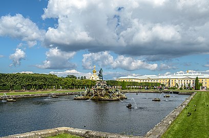 Böyük Peterhof sarayının fonunda Böyük Neptun fəvvarəsi
