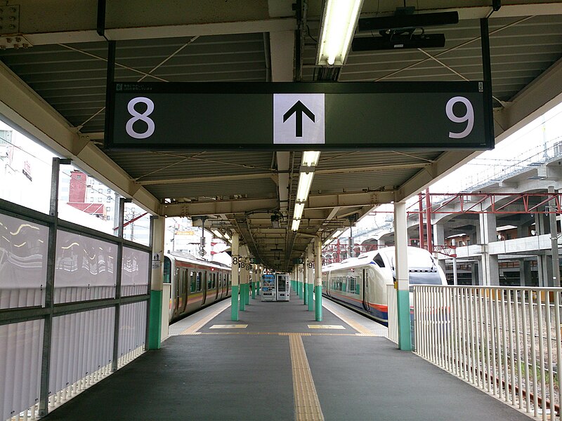 File:Niigata Station 8and9 Platform 20180825 083824.jpg