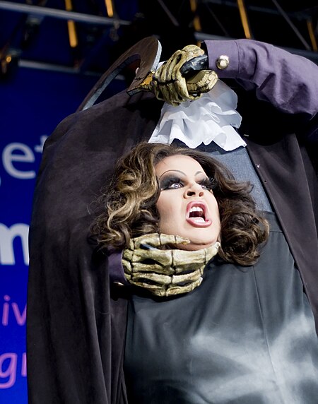 Nina West Opening.jpg