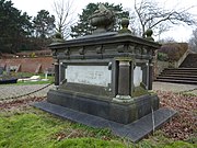 Neoclassicistisch grafmonument uit 1829, opgericht door de families Van Limburg Stirum, Von Wulcknitz en Van Borselen.