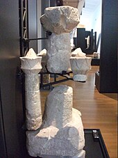 Un assemblaggio di pezzi di una scultura in pietra bianca.