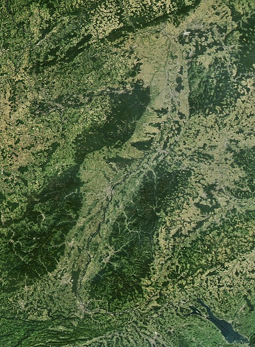 Satellietfoto van het gebied rondom de Boven-Rijnslenk, bovenaan het Rijnlands leisteenplateau, onderin rechts het Bodenmeer.