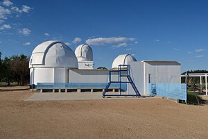 Observatorio Astronómico de La Hita, vista 3 cúpulas.jpg