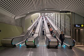 Roltrappen van de tussenverdieping naar het entreegebouw op het Odenplan.