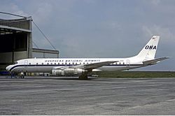 Eine Douglas DC-8-55F der Overseas National Airways auf dem Flughafen Paris-Charles-de-Gaulle im Jahr 1982