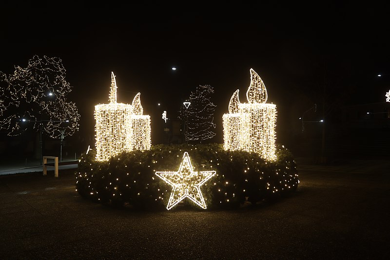 File:Overview of christmas advent wreath in 2022 at Masarykovo nám. street in Třebíč, Třebíč District.jpg