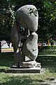 PL - Mielec - rzeźba Brzemię - (Ludmiła Stehnova) - Kroton 003.jpg