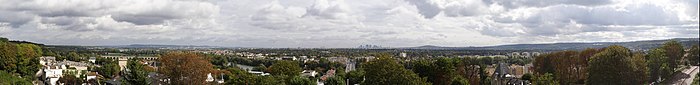 Vue panoramique depuis la terrasse du château, en direction de l'est :à gauche, le viaduc de la ligne RER entre Saint-Germain-en-Laye et Le Vésinet - Le Pecq, plus loin, le pont sur la Seine de l'autoroute A14 et dans le fond la butte-témoin boisée de Cormeilles-en-Parisis ; au centre, le pont Georges-Pompidou au Pecq et, à l'horizon, La Défense ; à droite, à l'horizon, le mont Valérien et les hauteurs de Rueil-Malmaison, La Celle-Saint-Cloud, Louveciennes et Marly-le-Roi dans la forêt de Marly.