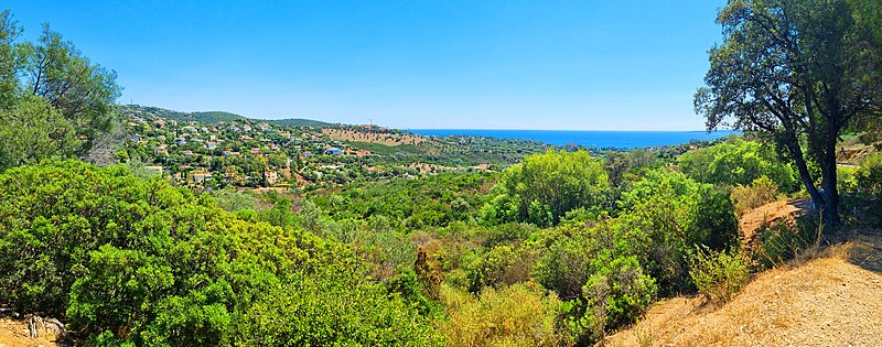 File:Panorama au bord de la D8 – Val d’Esquières 1.jpg