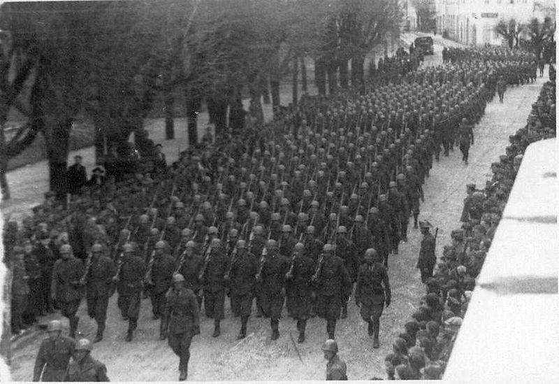 File:Parada italijanske fašističke vojske u Gospiću 1943.jpg