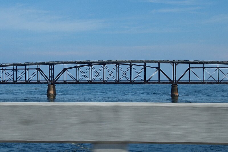 File:Parker deck-trussed span of Bahia Honda Rail Bridge.jpg