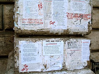 Détail de pasquinades modernes collées à la base de Pasquino.