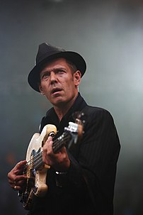 Le bassiste Paul Simonon aux Eurockéennes de Belfort en 2007 (France). (définition réelle 2 267 × 3 400)