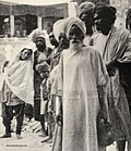 Миниатюра для Файл:Photograph of curious Sikh onlookers outside the Akal Takht, ca.1904.jpg