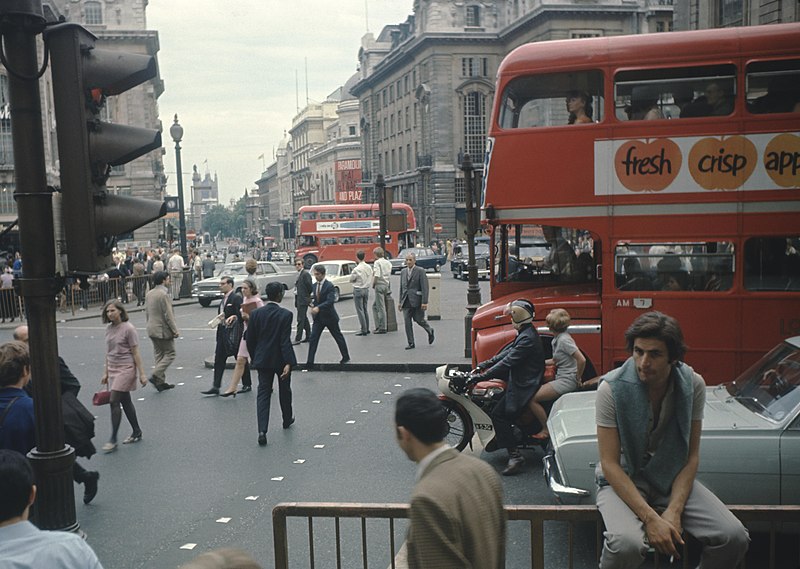 File:Photography by Victor Albert Grigas (1919-2017) London Picadilly 1970 00161 (46770082874).jpg