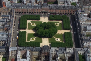 Place des Vosges vue aérienne.png