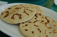 Pupusas revueltas recheadas com carne, feijão e queijo.